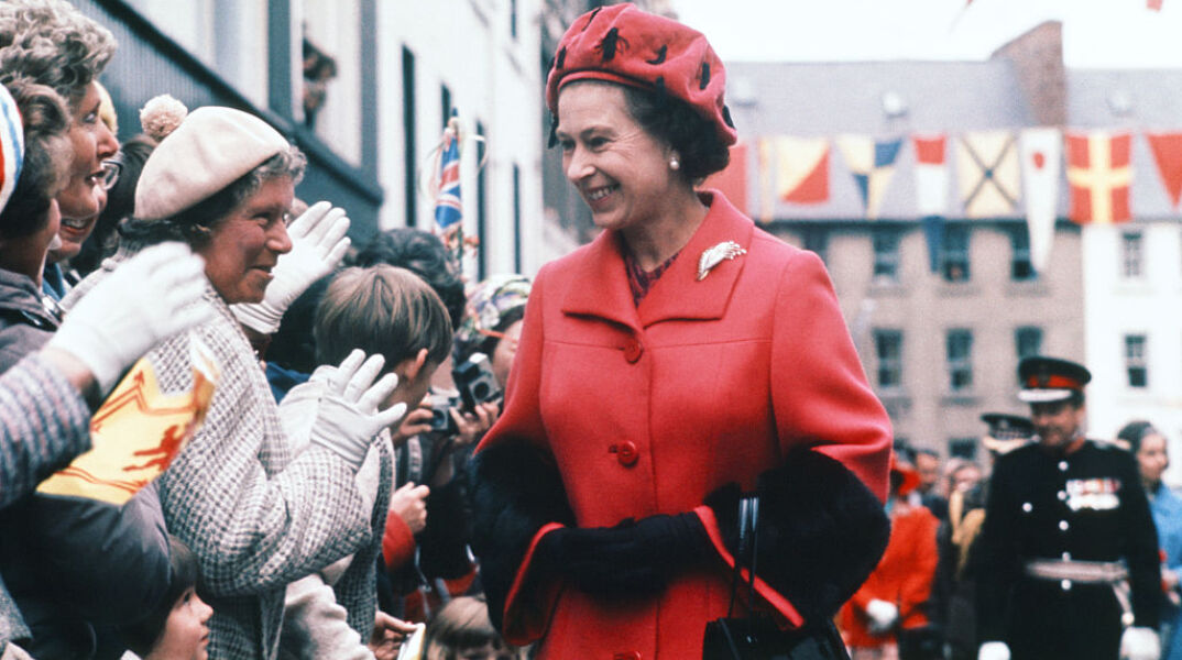 Βασίλισσα Ελισάβετ: Η μονάρχης που εφηύρε το «ντύσιμο της διπλωματίας»