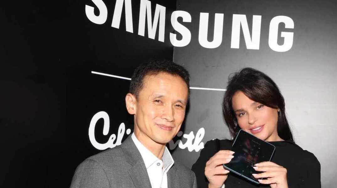 Ο Πρόεδρος της Samsung Electronics Hellas, Byung Moo (Theofilos) Shin με τη σχεδιάστρια Σίλια Κριθαριώτη.