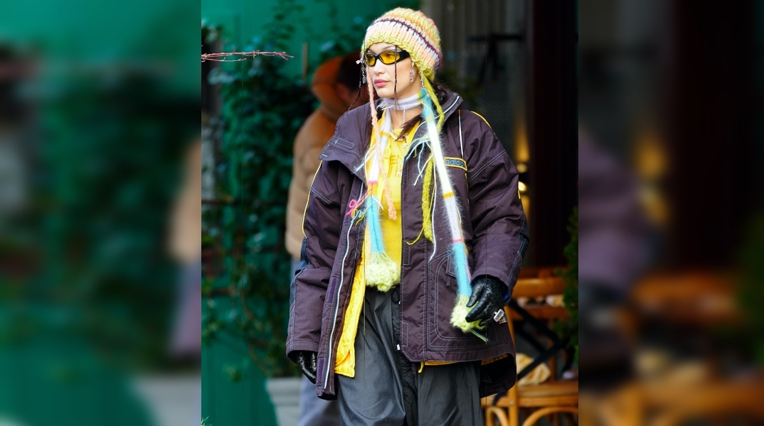 Η Μπέλα Χαντίντ με outfit αισθητικής cluttercore