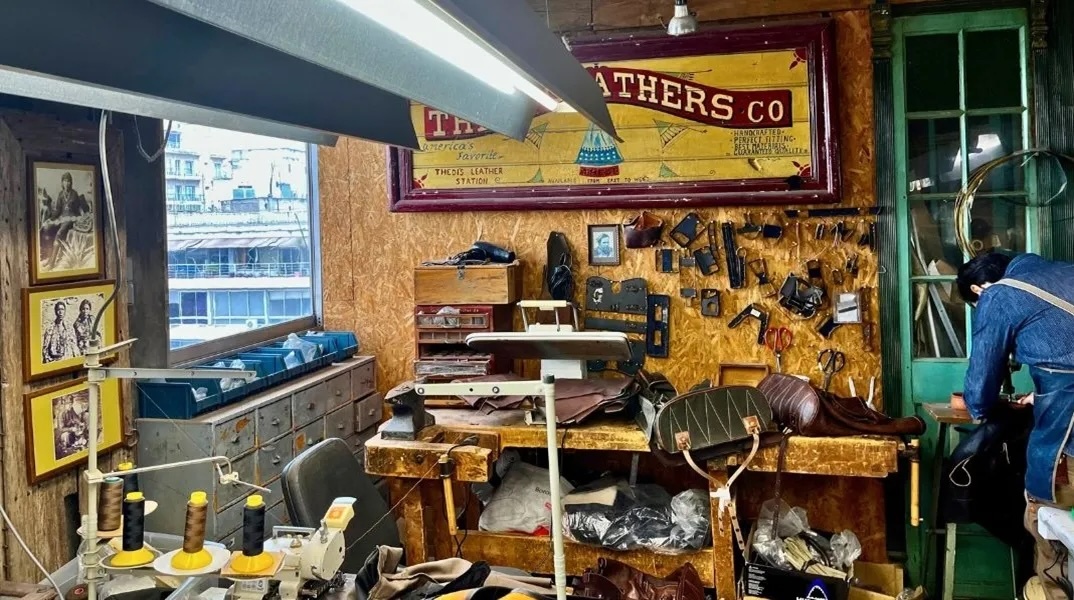 Thedi Leathers: Μια ιστορία αγάπης, απώλειας και δημιουργίας. Ο Θεόδωρος Παμπούκας μιλάει για τη διαδρομή του, την απώλεια της Δήμητρας και τη δύναμη του προσωπικού στιλ
