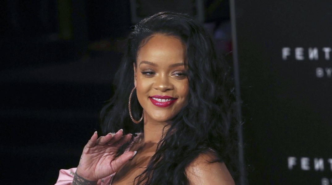Η τραγουδίστρια Rihanna φορά ροζ φόρεμα και χαιρετά το κοινό της σε δημόσια  εμφάνισή της