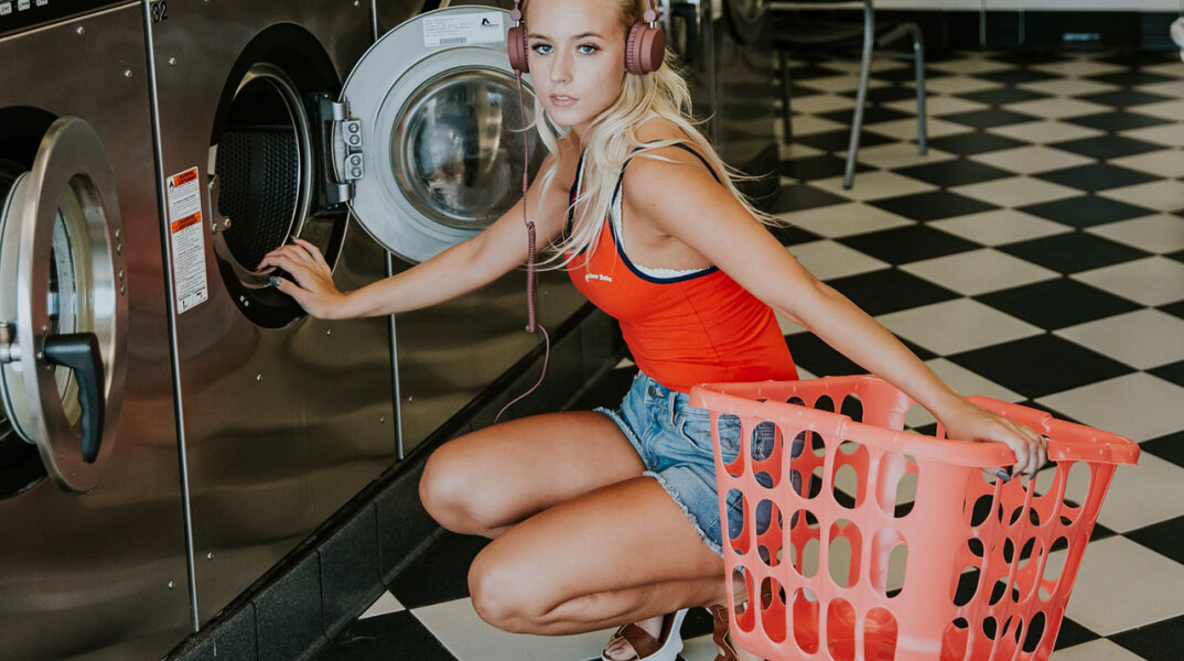 Κοπέλα βάζει πλυντήριο