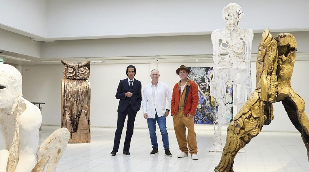 Ο Μπραντ Πιτ με τον Νικ Κέιβ σε έκθεση με έργα τέχνης τους στη Φινλανδία