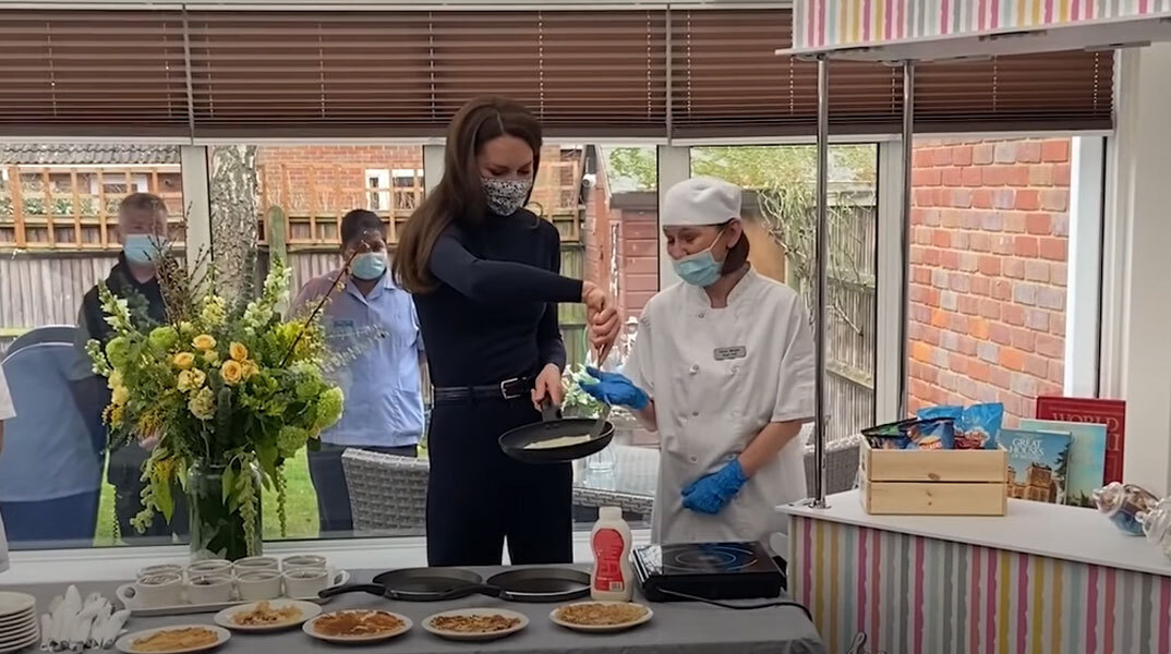 H Κέιτ Μίντλετον προσπαθεί να φτιάξει pancakes