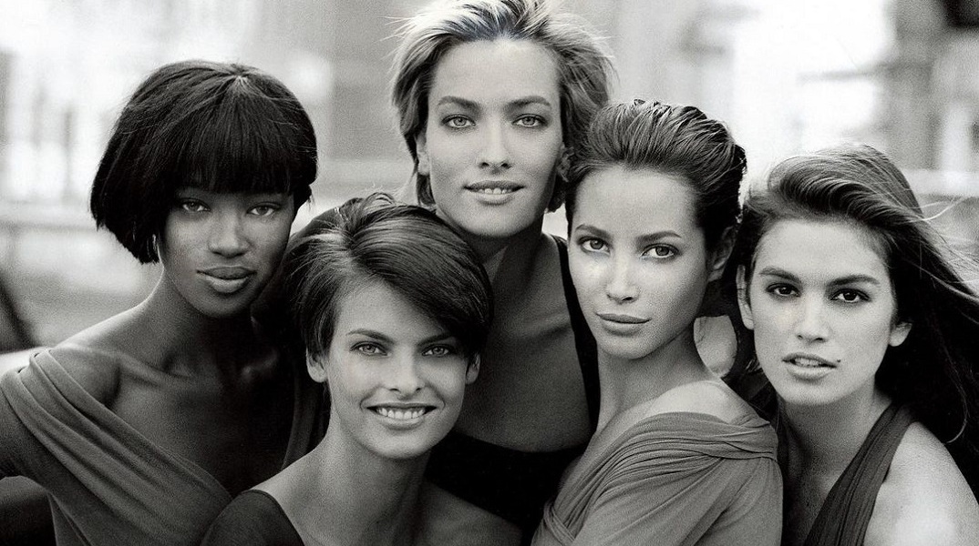  Ναόμι Κάμπελ, Κρίστι Τέρλινγκτον, Λίντα Εβαντζελίστα, Τατιάνα Πάτιτζ και Σίντι Κρόφορντ φωτογραφήθηκαν μαζί από τον Πίτερ Λίντμπεργκ για το εξώφυλλο της Vogue τον Ιανουάριο του 1990