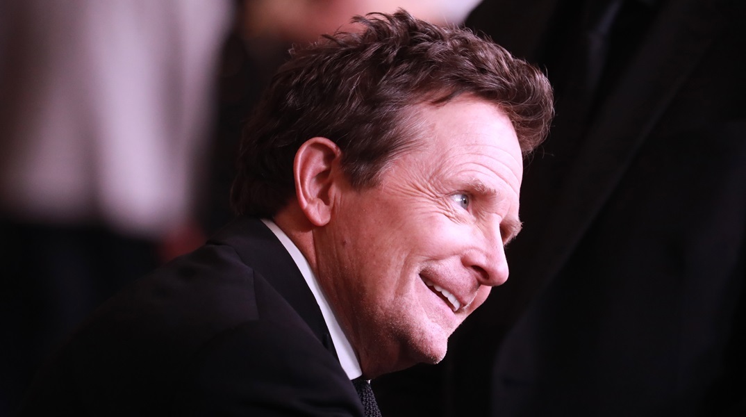 Μάικλ Τζ. Φοξ: Έπαιξε κιθάρα πάνω σε αναπηρικό αμαξίδιο με τους Coldplay