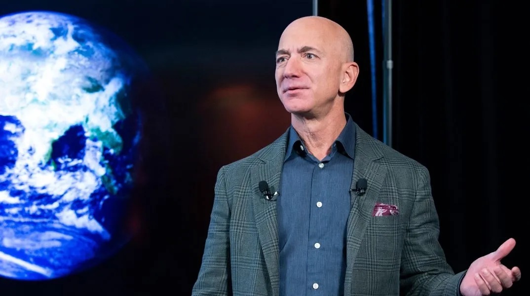 Ο Τζεφ Μπέζος φόρεσε sneakers των 220 δολαρίων και θεωρήθηκε «εναλλακτικός»