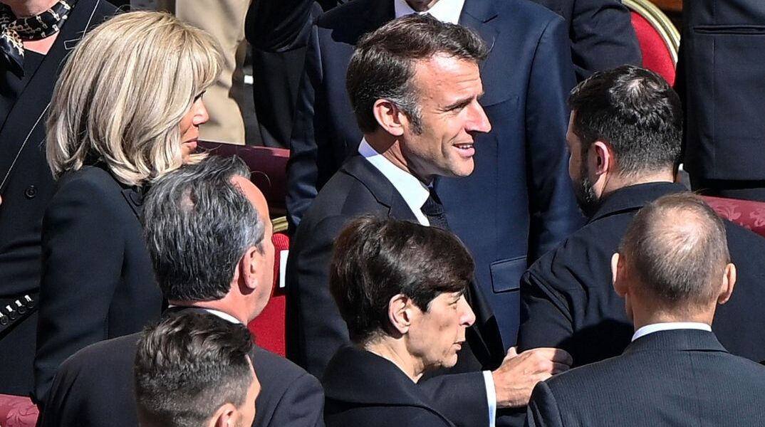 Mπριζίτ Μακρόν: Έσπασε το ενδυματολογικό πρωτόκολλο στην κηδεία του Πάπα - Δεν φόρεσε πέπλο