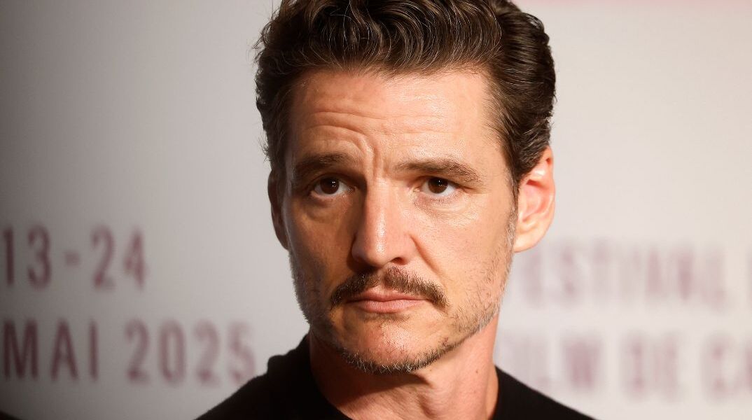 Έκπληκτοι ταξιδιώτες είδαν τον Πέδρο Πασκάλ να περιμένει στην ουρά μαζί τους για το αεροπλάνο