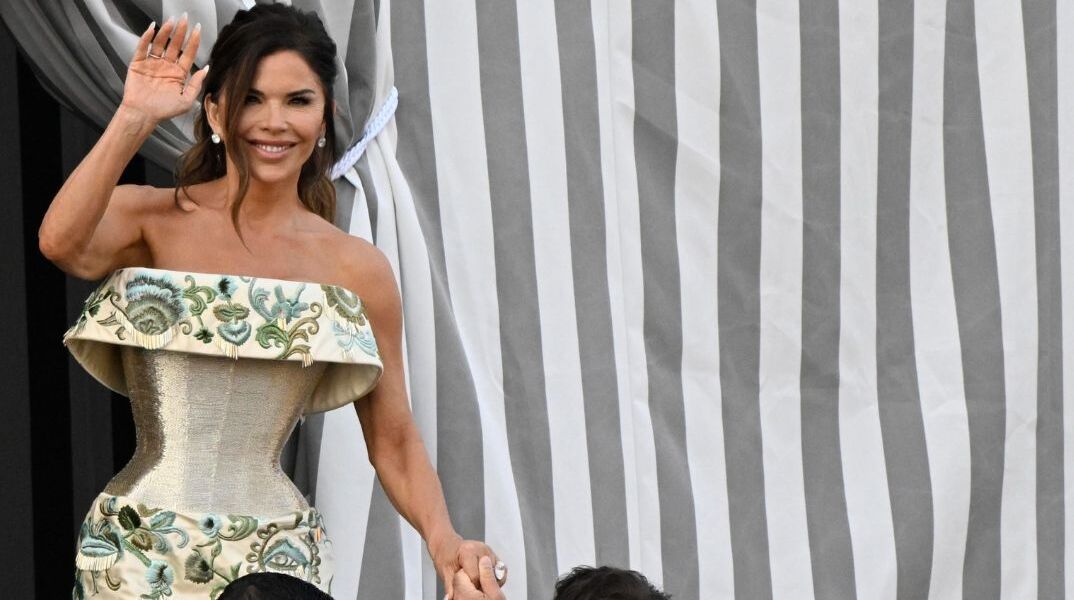 H Λορέν Σάντσεζ «κλέβει» την παράσταση με το εντυπωσιακό φόρεμα πριν τον γάμο του «αιώνα»