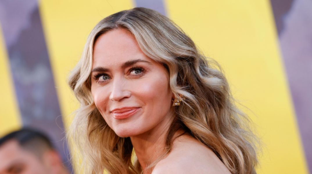 Η Έμιλι Μπλαντ αποκάλυψε ότι σε μία σκηνή φιλιού ένιωσε ναυτία - Τι είπε για τη χημεία στην οθόνη και τις δύσκολες σκηνές με συμπρωταγωνιστές