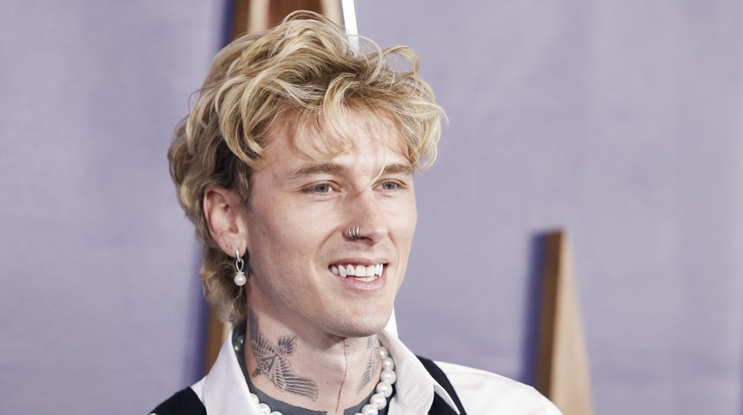 Ανησυχία για την υγεία του Machine Gun Kelly μετά τις δηλώσεις του: Δεν τρώω, πίνω μόνο νερό