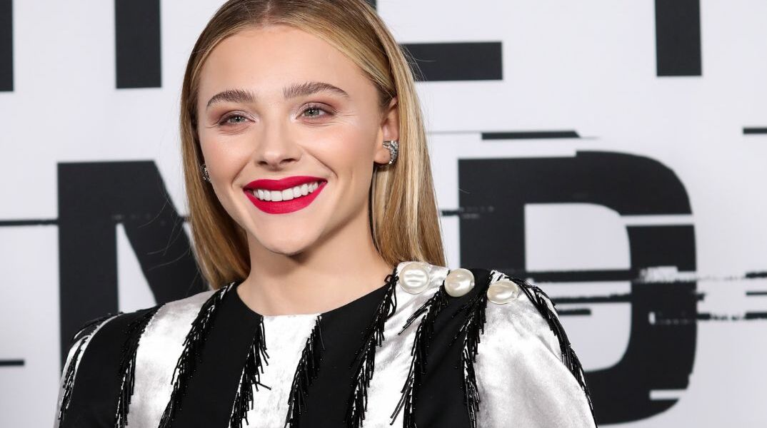 Κλόι Γκρέις Μορέτζ: Παντρεύτηκε την Κέιτ Χάρισον με μπλε νυφικό