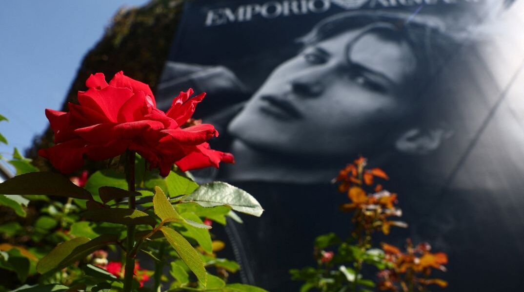 Μιλάνο σε πένθος: Ένα μοναχικό τριαντάφυλλο έξω από τα γραφεία του Αρμάνι
