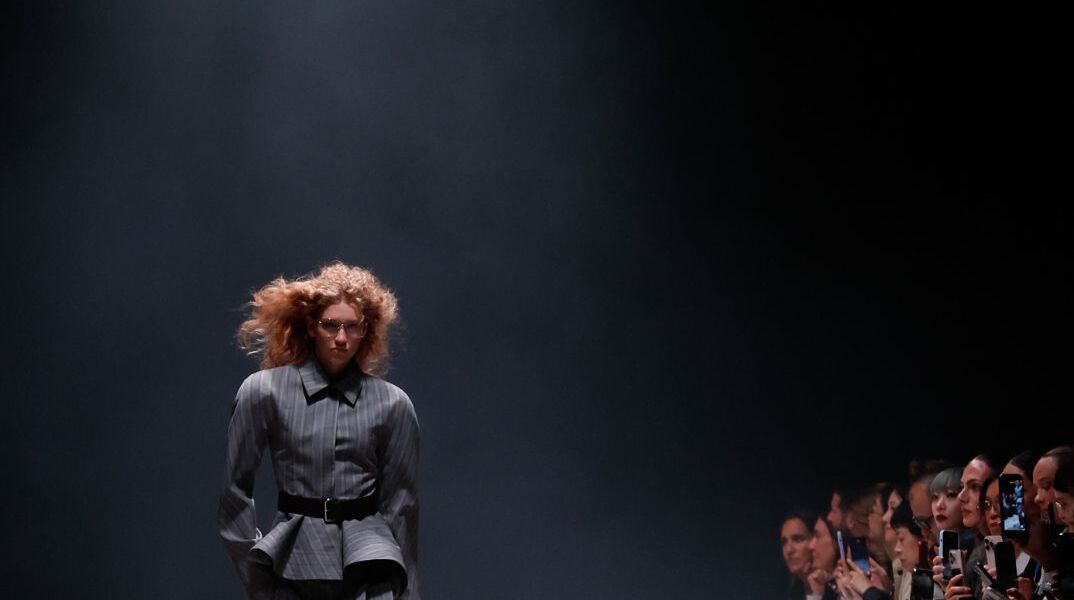 Ο Τζόναθαν Άντερσον παρουσίασε τη νέα γυναικεία συλλογή Dior – Ένα «τολμηρό νέο κεφάλαιο» για τον οίκο