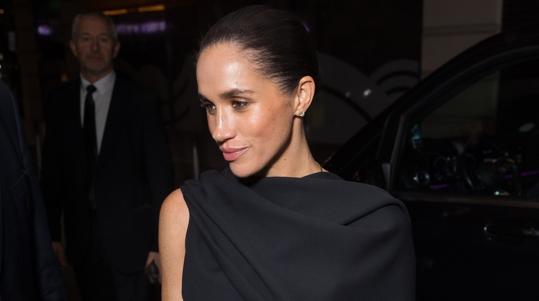 «Γέλια» της Μέγκαν Μαρκλ στην πτώση μοντέλου στην Εβδομάδα Μόδας του Παρισιού - Αντιδράσεις για τη συμπεριφορά της