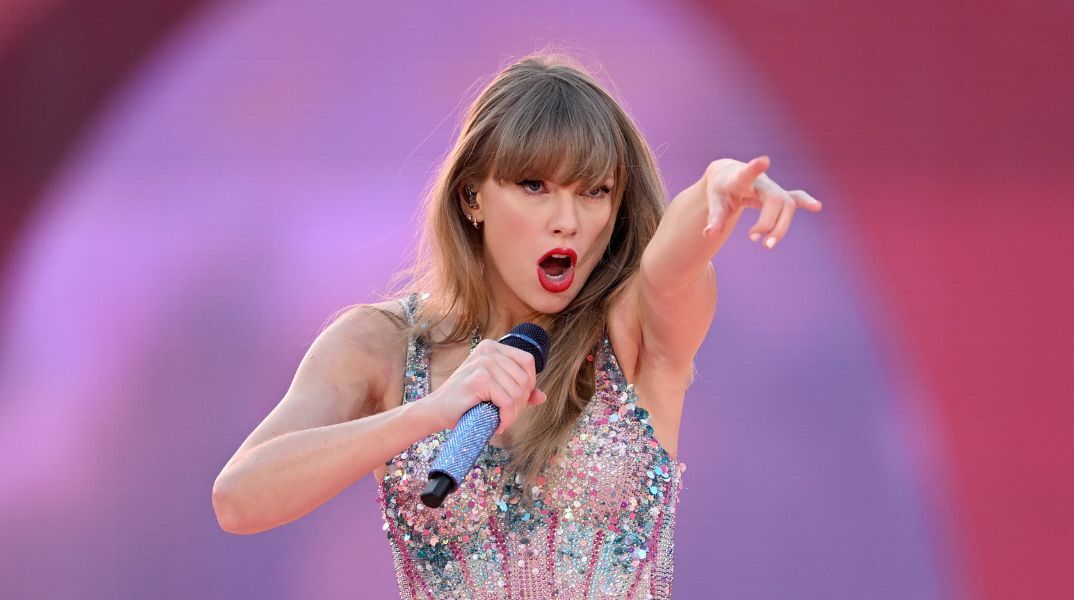 Η Τέιλορ Σουίφτ κυκλοφορεί σειρά ντοκιμαντέρ και ταινία για το τέλος της περιοδείας Eras, το πιο επιτυχημένο μουσικό project όλων των εποχών