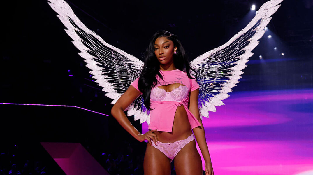 Η Άντζελ Ρις έγινε η πρώτη επαγγελματίας αθλήτρια που περπατά στο Victoria’s Secret Fashion Show