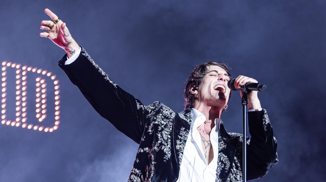 Αρραβωνιάστηκε ο frontman των Maneskin, Νταμιάνο Ντάβιντ, με την Ντοβ Κάμερον