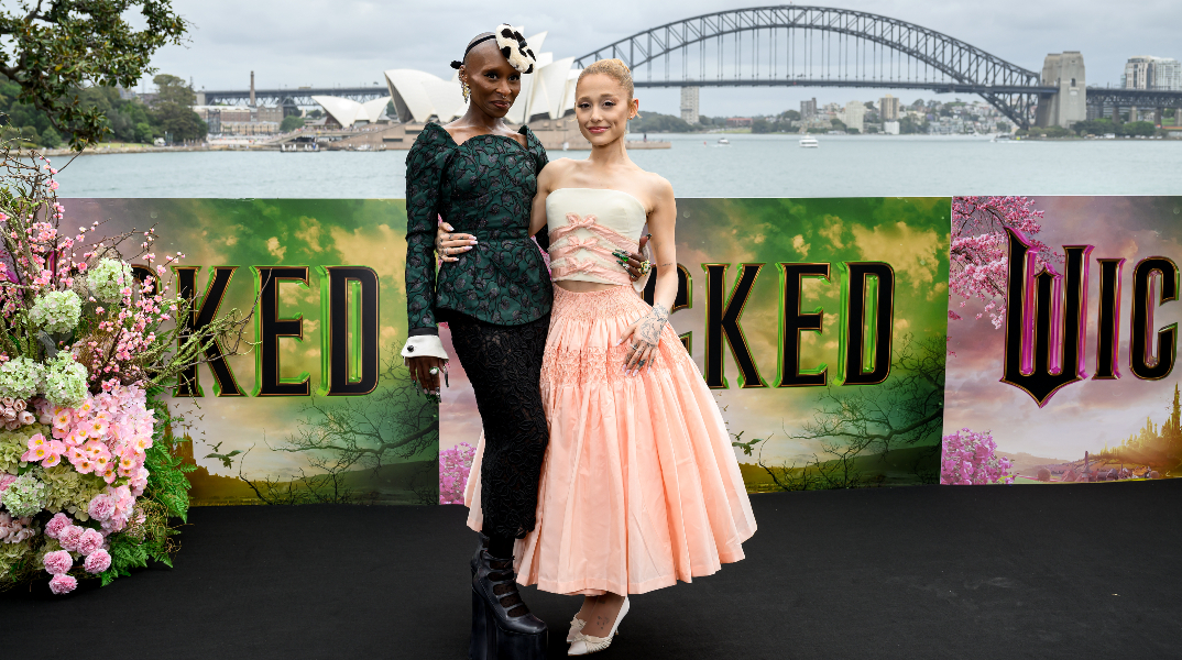 Η Αριάνα Γκράντε μιλά για τη σωματική της εγγύτητα με τη συμπρωταγωνίστριά της, Σίνθια Ερίβο, και πώς ενισχύει τη συνεργασία τους στο Wicked.