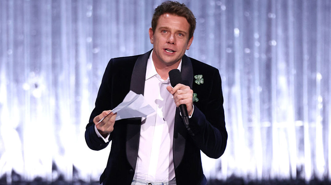 Τζόναθαν Άντερσον: Σχεδιαστής της Χρονιάς για τρίτη συνεχόμενη φορά στα Βρετανικά Βραβεία Μόδας 2025