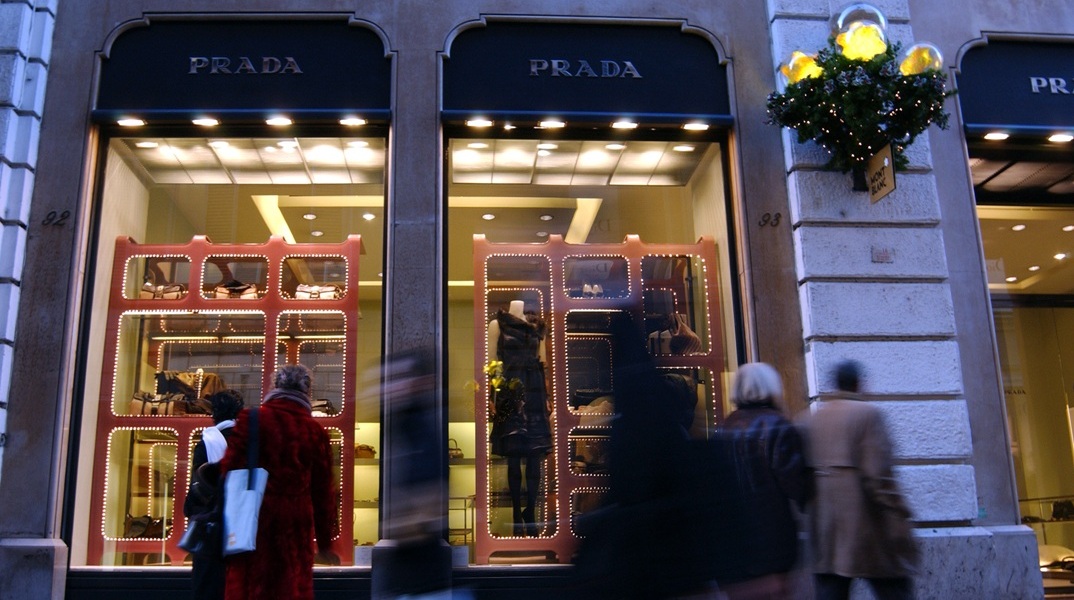 Ιστορική στιγμή στον κόσμο της μόδας: Η Prada εξαγόρασε τη Versace έναντι 1,4 δισ. δολαρίων