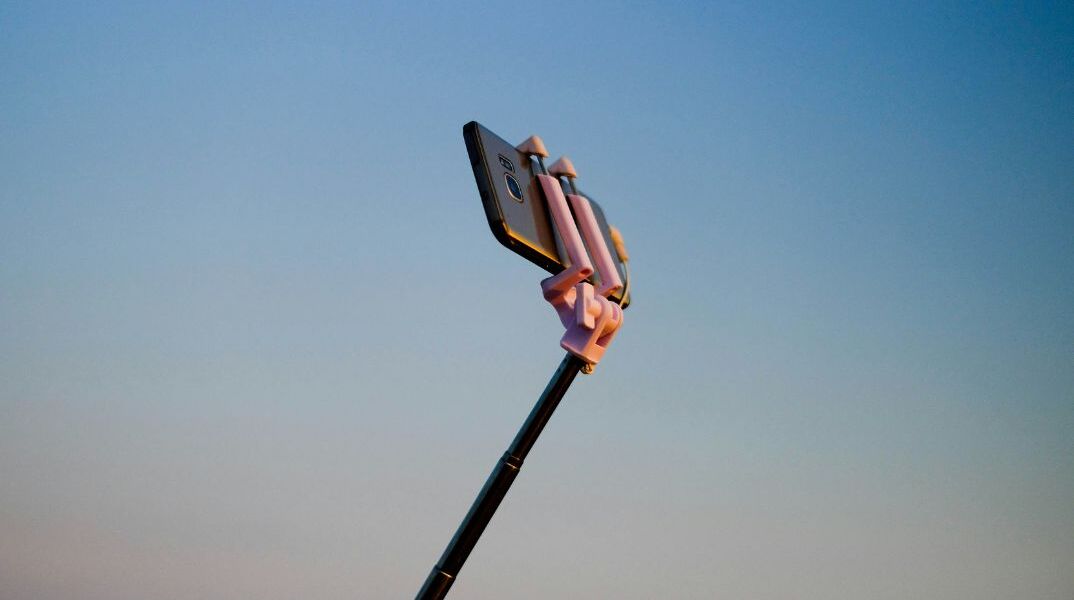 Το AI «content» απειλεί να τινάξει στον αέρα την influencer economy