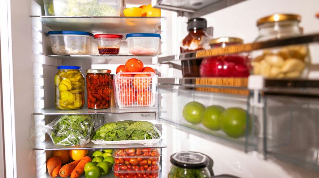 Μπορώ να φυλάξω το φαγητό, ζεστό, στο ψυγείο; 