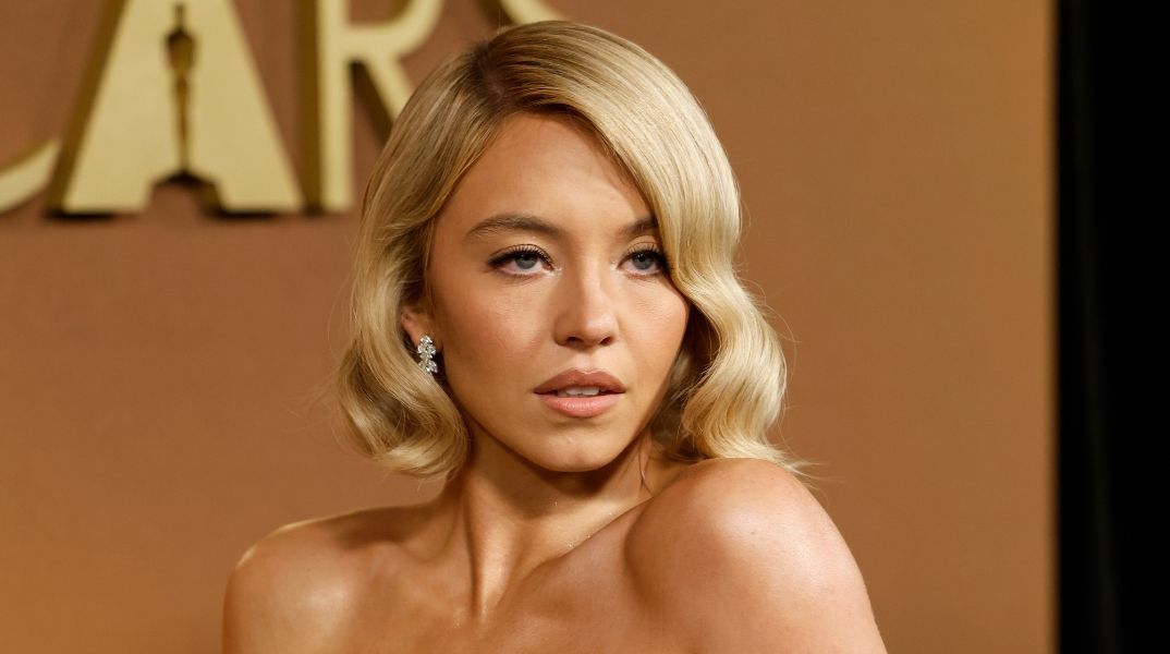 Η ηθοποιός Σίντνεϊ Σουίνι δηλώνει πως η σιωπή της για τη διαφήμιση American Eagle, που θεωρήθηκε ότι προωθεί λευκή υπεροχή, «μεγάλωσε το χάσμα» 