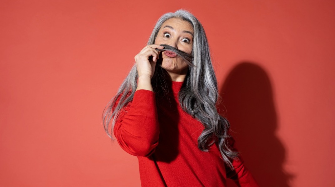 Γκριζάρισμα μαλλιών: 6 τρόποι να πατήσεις pause  