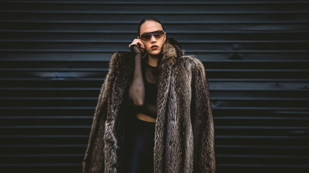 γυναικα φοραει γουνα