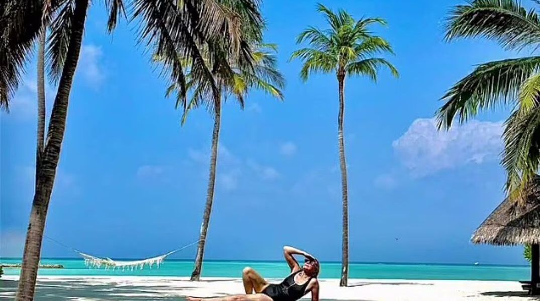 Η Κιμ Κατράλ σε honeymoon διάθεση: Μαύρο μαγιό, Μαλδίβες και ένας «ονειρικός» μήνας του μέλιτος