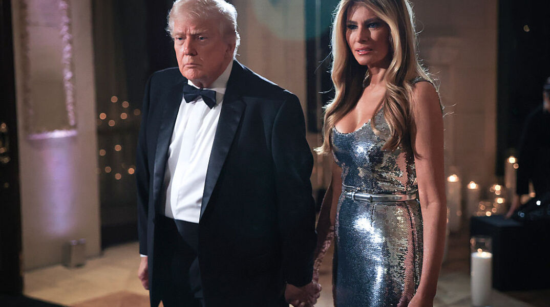 H Μελάνια Τραμπ κλέβει την παράσταση στο λαμπερό ρεβεγιόν του Mar-a-Lago 