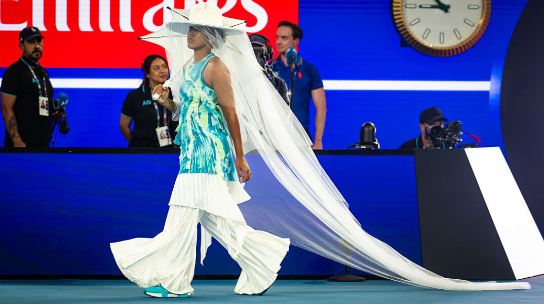 Η εντυπωσιακή είσοδος της Ναόμι Οσάκα στο Australian Open με outfit εμπνευσμένο από… μέδουσα