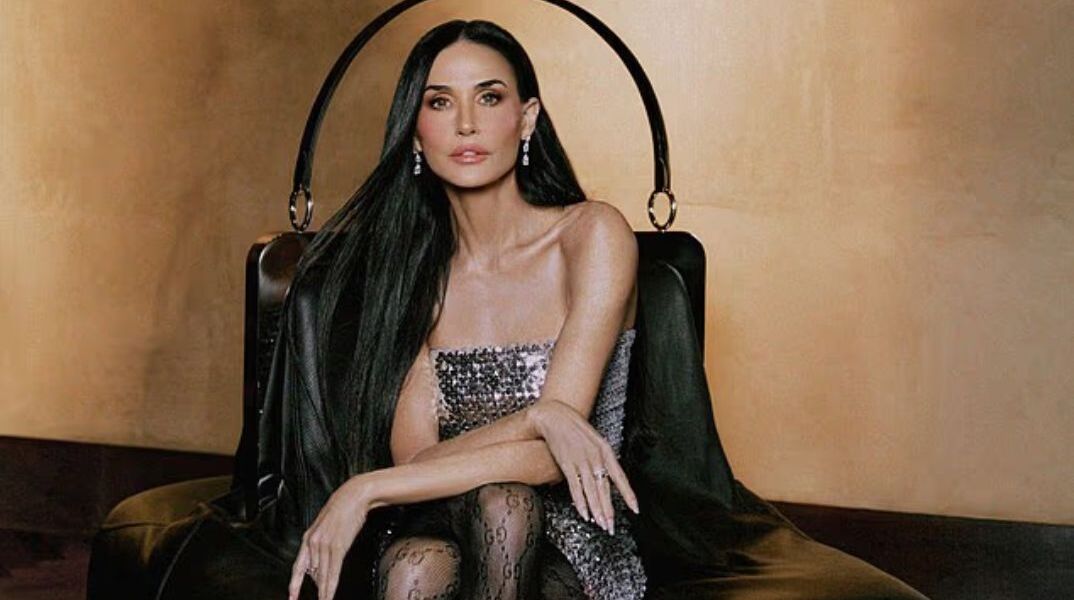 Η Ντέμι Μουρ αποθεώνεται ως Fashion Icon με ασημένιο φόρεμα που κλέβει τις εντυπώσεις