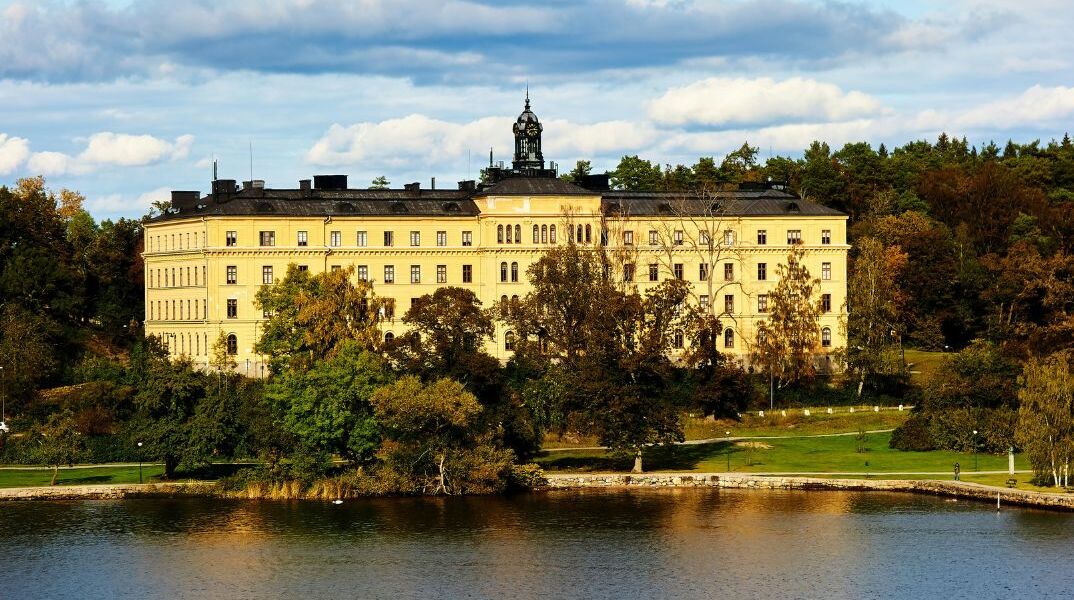 Πώς οι υπερπλούσιοι κρατούν τα σπίτια τους πάντα τακτοποιημένα