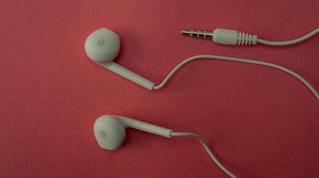 Γιατί τα ενσύρματα ακουστικά επιστρέφουν στη μόδα