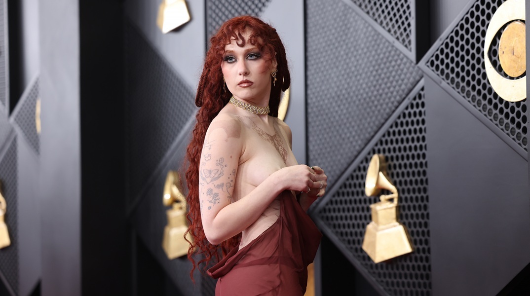 Grammy 2026: Η τολμηρή τόπλες εμφάνιση της Τσάπελ Ρόουν τράβηξε όλα τα βλέμματα στο κόκκινο χαλί