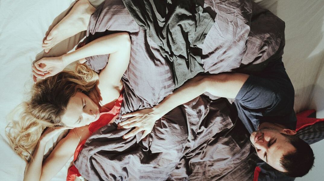 Είναι εφικτά τα πλατωνικά sleepovers; Τι λένε οι ειδικοί και γιατί το TikTok διχάζεται