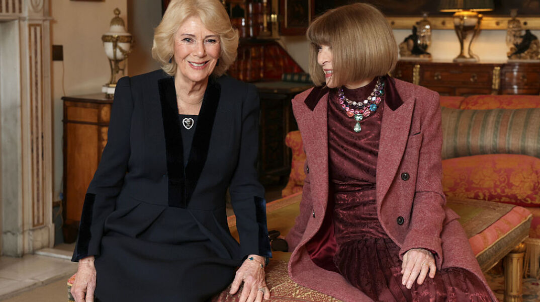 Λάμψη στο Λονδίνο: Η βασίλισσα Καμίλα και η Άννα Γουίντουρ ανοίγουν την Εβδομάδα Μόδας