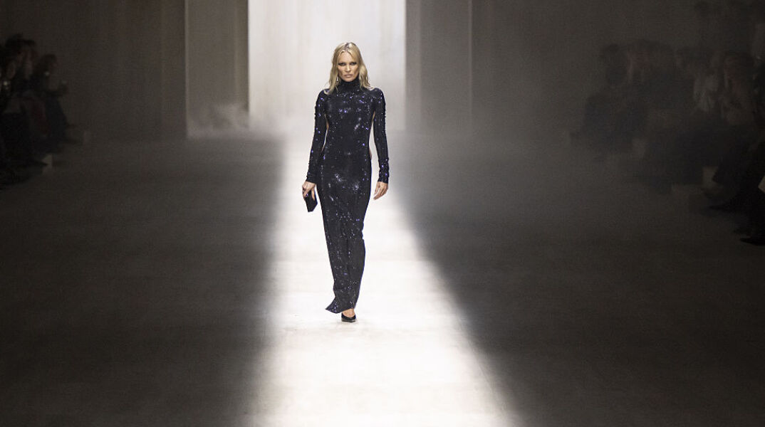 Η στιγμή που η Κέιτ Μος ανάβει φωτιές στο Μιλάνο με ένα thong φόρεμα