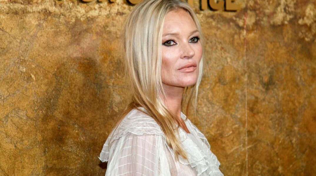 Κέιτ Μος: «Μη με αγγίζετε» φώναξε φτάνοντας στο σόου του Saint Laurent στο Παρίσι