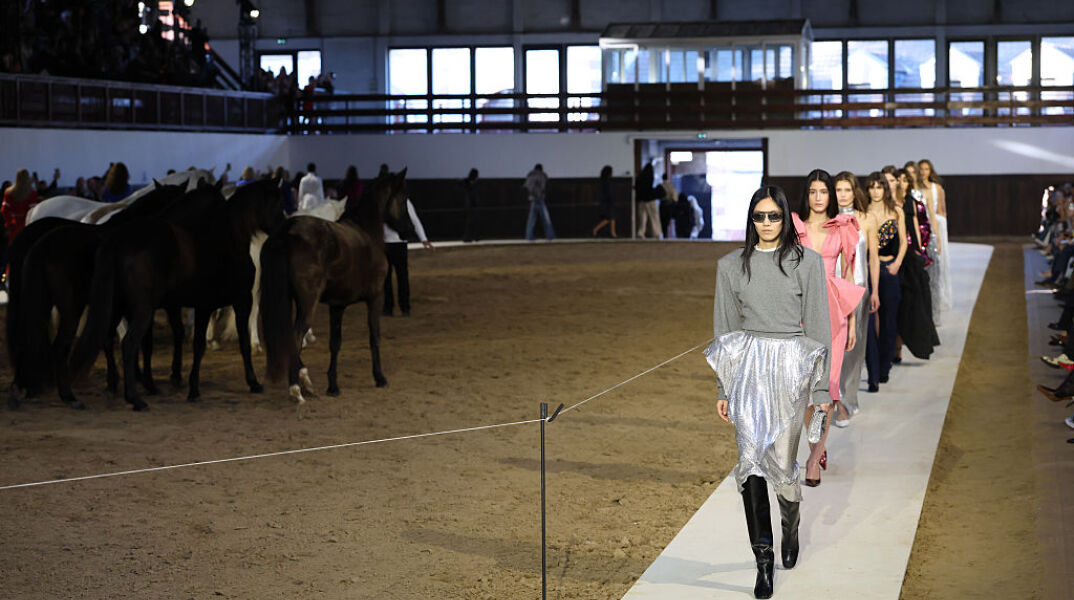 Η Στέλα ΜακΚάρτνεϊ έφερε… άλογα στην πασαρέλα στο Παρίσι