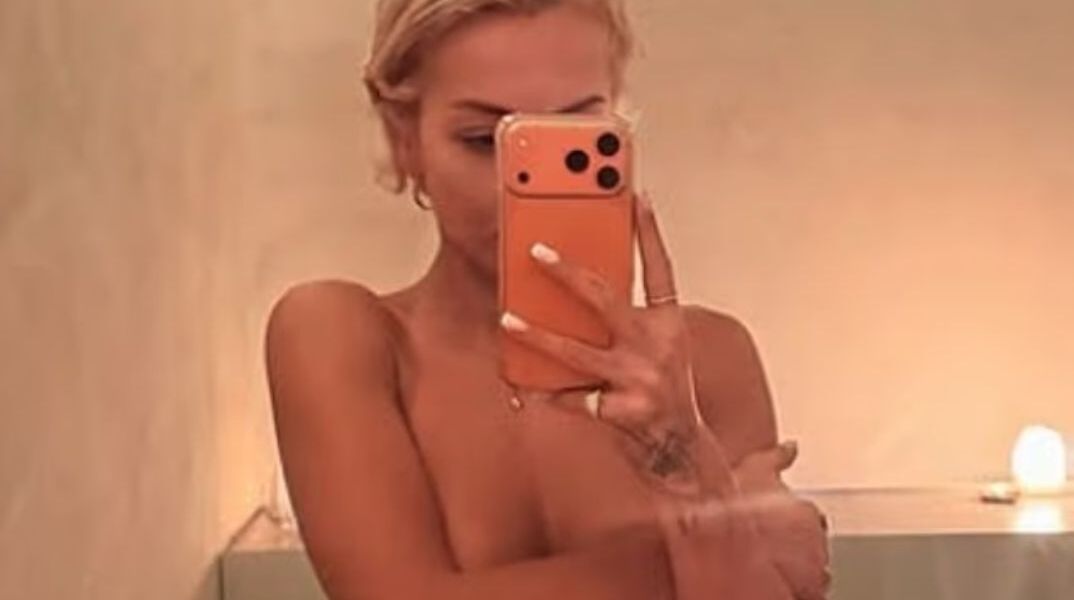 Η Ρίτα Όρα πόζαρε τόπλες και «έκαψε» τη Μελβούρνη 