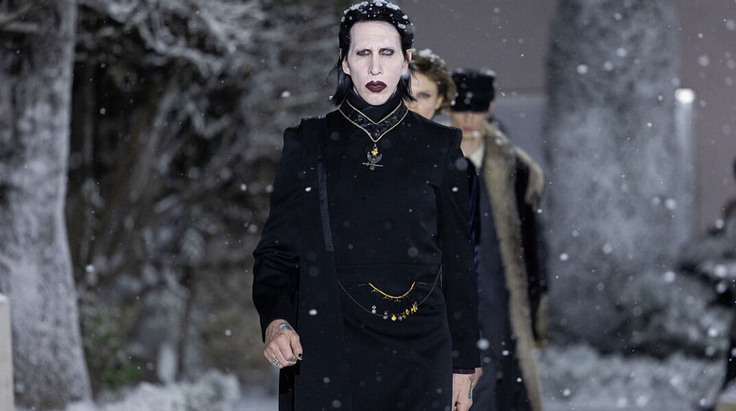 O Μέριλιν Μάνσον στην πασαρέλα στο Παρίσι ενώ επανέρχεται υπόθεση σεξουαλικής επίθεσης εναντίον του