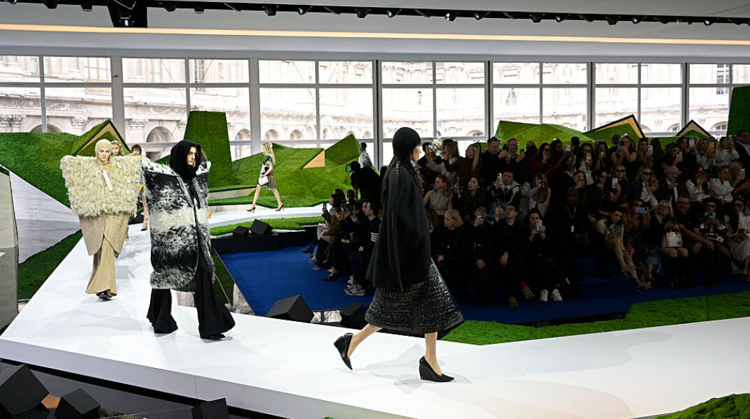 Ο Νικολά Γκεσκιέρ γύρισε τη Louis Vuitton σε ένα ορεινό fashion παραμύθι