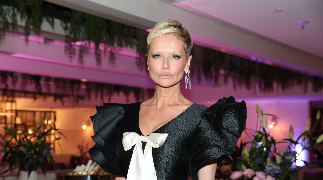 Αντριάνα Σκλεναρίκοβα: Αγνώριστη σε νέα εμφάνιση με κοντά μαλλιά και άσπρα φρύδια στο Παρίσι