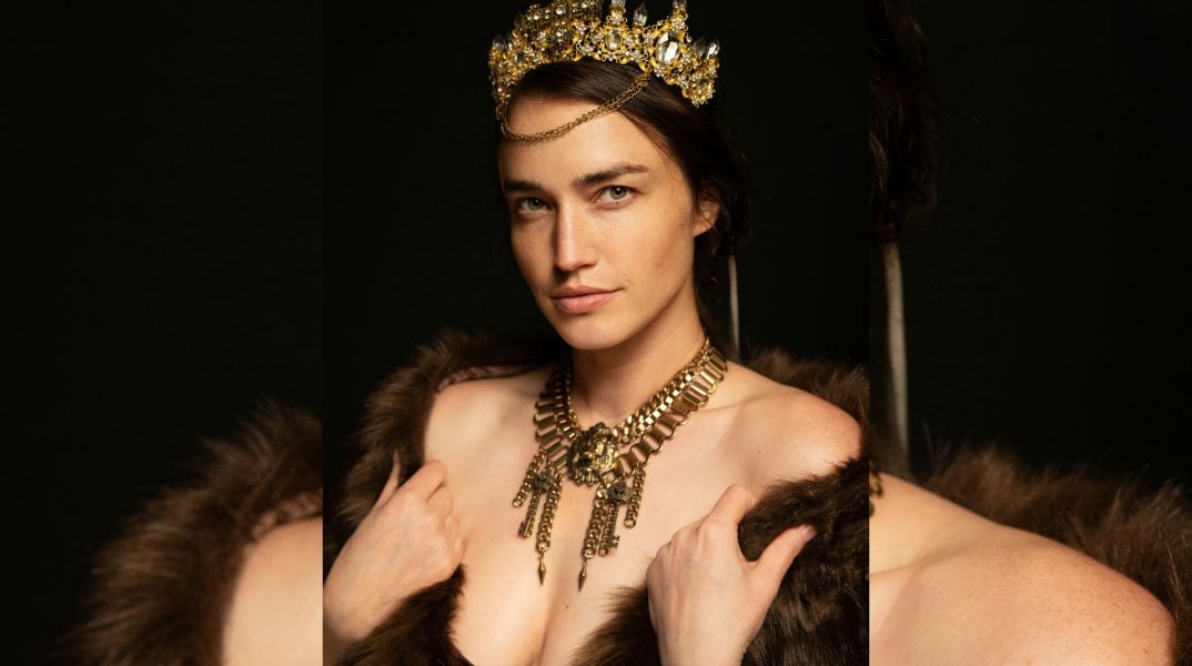 Η τιάρα βγαίνει από το παλάτι και μπαίνει στην καθημερινή γκαρνταρόμπα