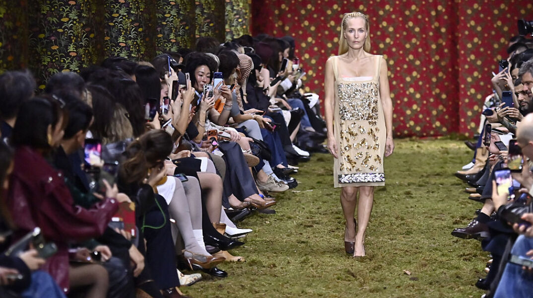 Η Τζίλιαν Άντερσον αναβιώνει το hair trend των 90s στην πασαρέλα του Miu Miu στο Παρίσι