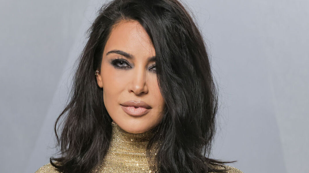 Η Κιμ Καρντάσιαν μετά βίας περπάτησε με το χρυσό Gucci look στο πάρτι των Όσκαρ του Vanity Fair